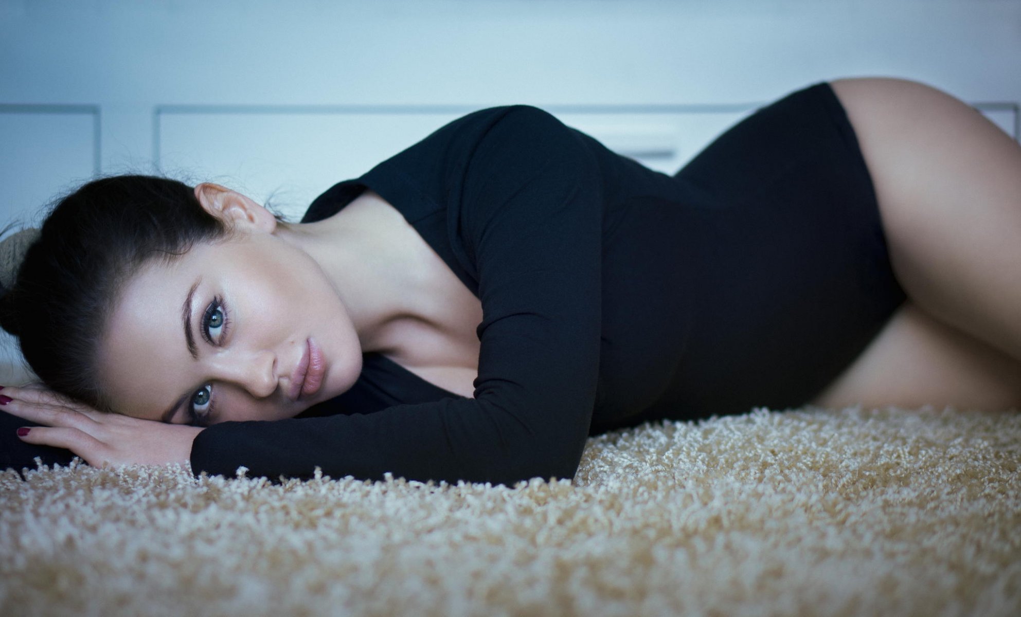 girl model carpet pose brunette