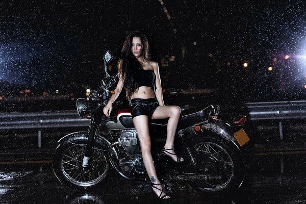 Cool fille sur une moto