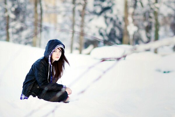 Chica con chaqueta en la nieve