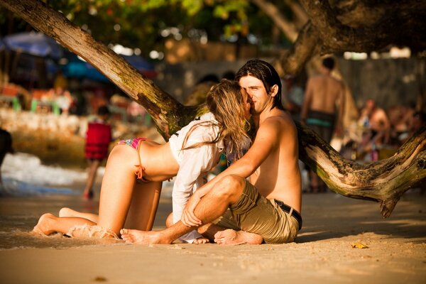 Los amantes de chico y chica en la playa