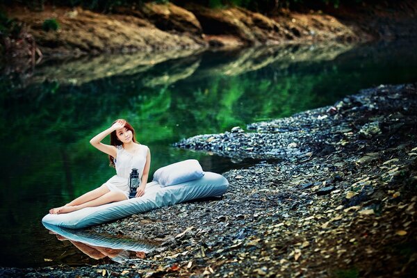 La ragazza si è svegliata la mattina presto sulla riva del fiume