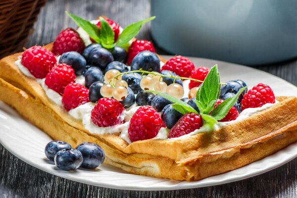 Gofres impregnados con relleno de fruta