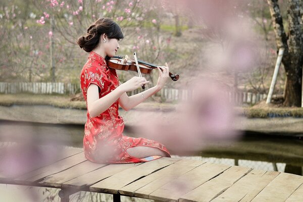 Fille jouant du violon au printemps