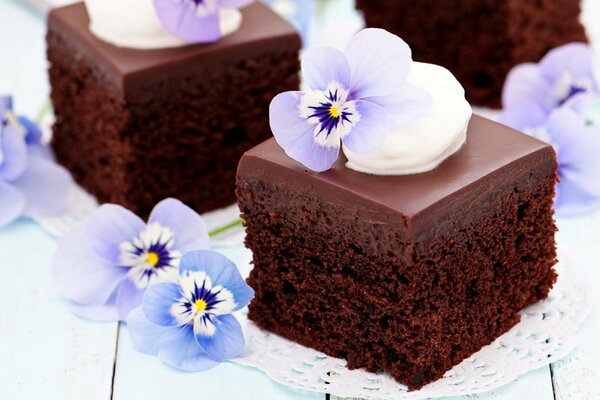 Kuchen zum Nachtisch mit lila Blüten