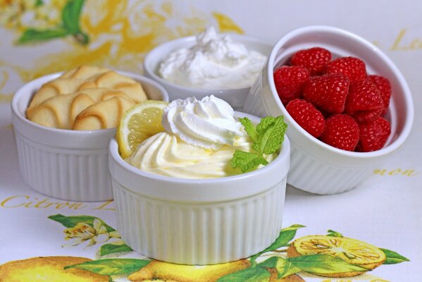 Cremans with raspberries, dessert, cream and cake