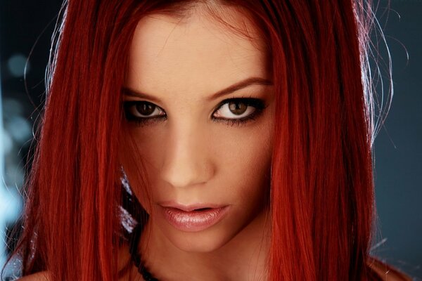 Chica con el pelo rojo y mirada penetrante