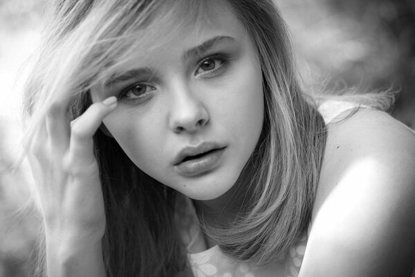 Portrait noir et blanc de l actrice Chloe Moretz