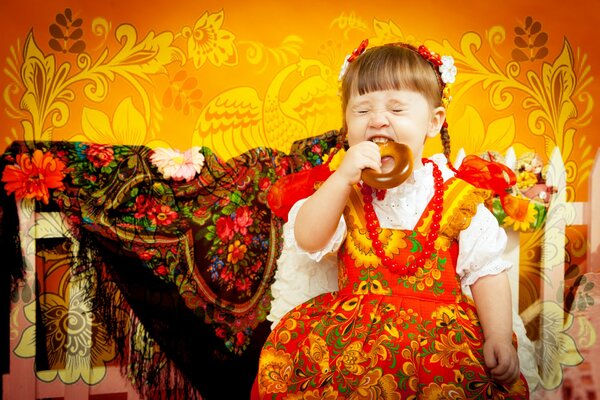 Foto in studio di una ragazza in abiti tradizionali russi sullo sfondo di Khokhloma