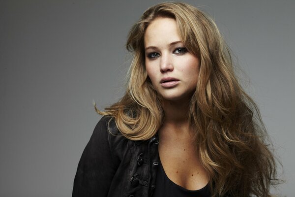 The charming look of actress Jennifer Lawrence with gorgeous hair and plump lips