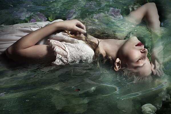 Ragazza con i capelli lunghi in acqua