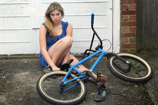 The girl got into a bad situation on a bicycle