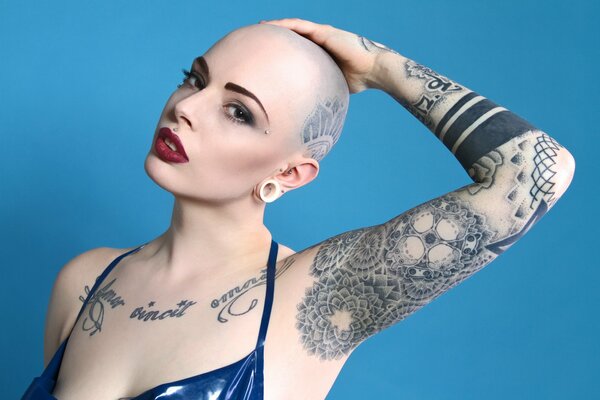 Rasierte Mädchen Modell mit Tattoos