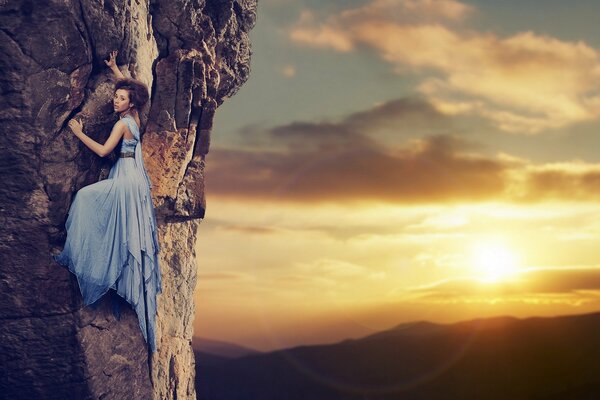 Ragazza sulla roccia durante il tramonto