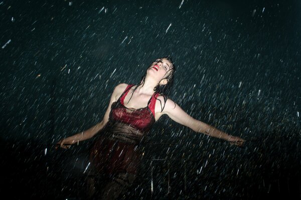 Chica disfrutando de las gotas de lluvia