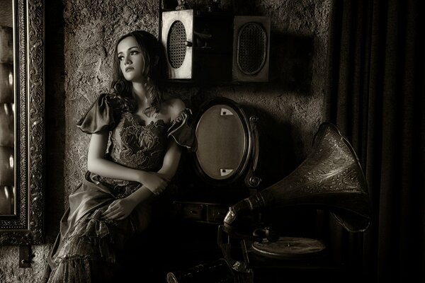 Fille dans une robe Vintage écoute un gramophone