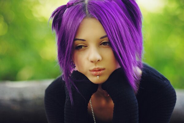 Look de fille avec des cheveux violets et des piercings