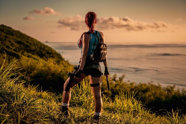 Lara Croft cosplay avec des armes dans la nature