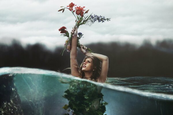 Foto di una ragazza in acqua con fiori