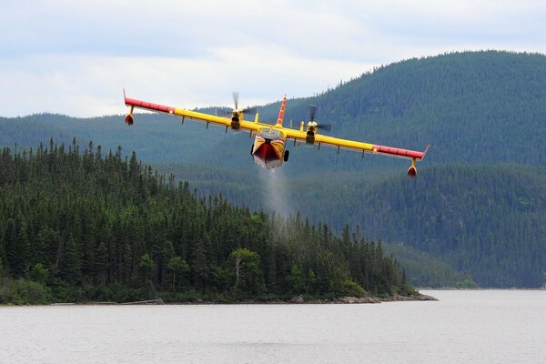 Amphibienflugzeug vor dem Hintergrund des Waldes, der Hügel und des Flusses