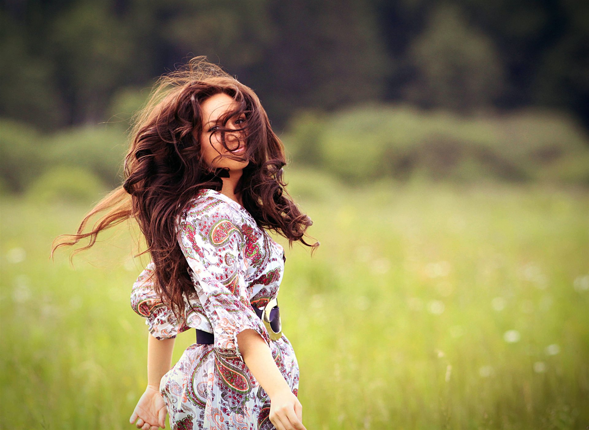 dziewczyna szatynka loki włosy uśmiech natura pole trawa