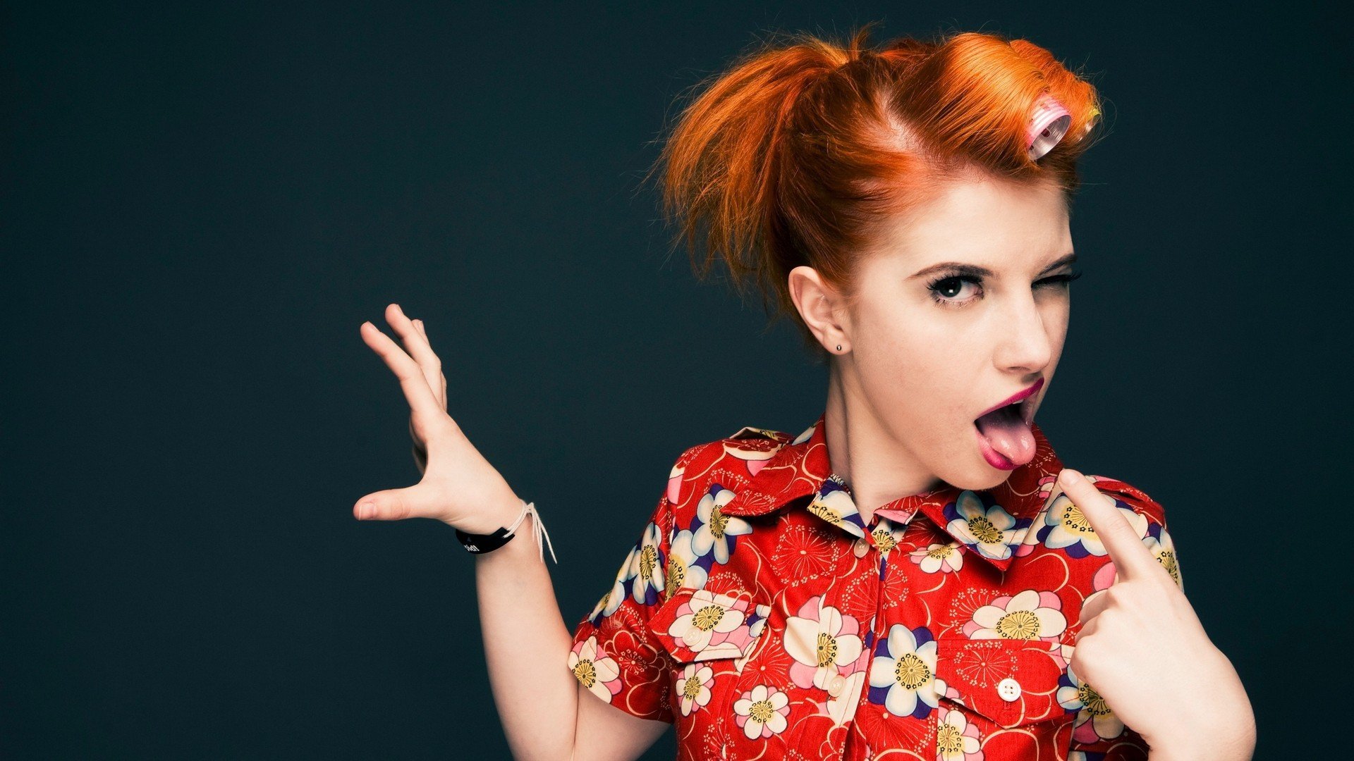 hayley williams pelirroja rulos gesto manos lengua