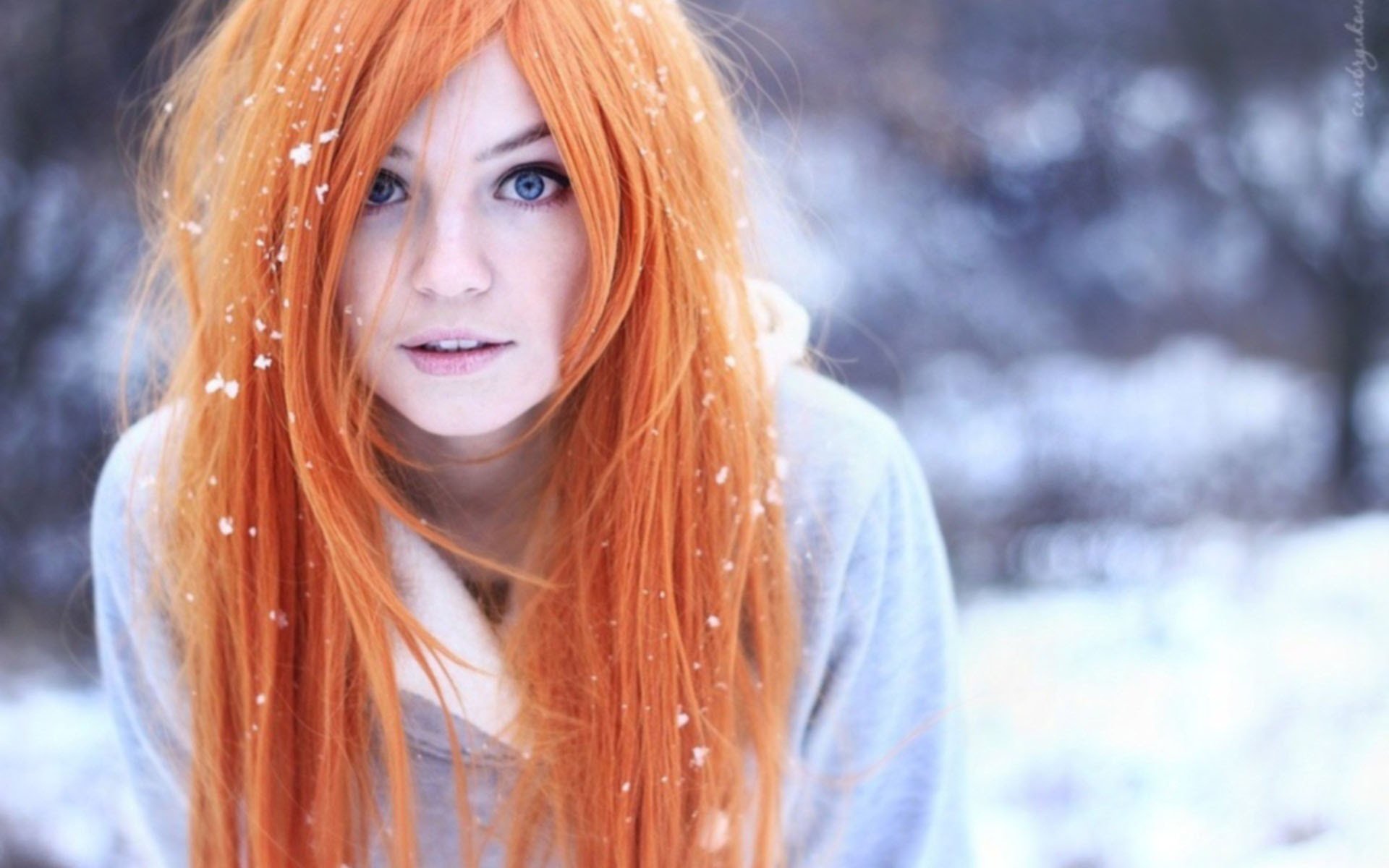 fille rousse neige