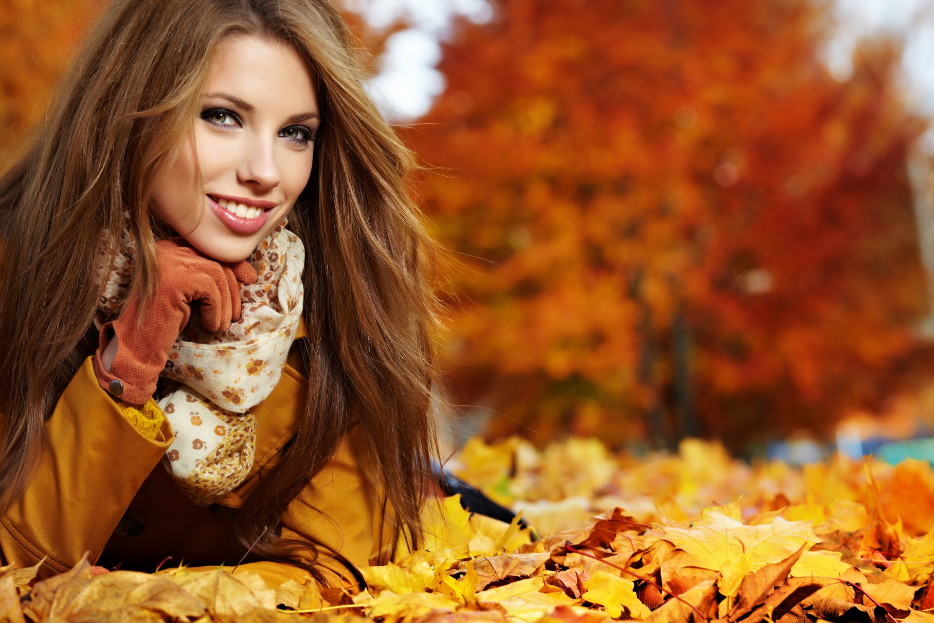 ragazza bruna sguardo sorriso cappotto guanto sciarpa autunno foglie brezza