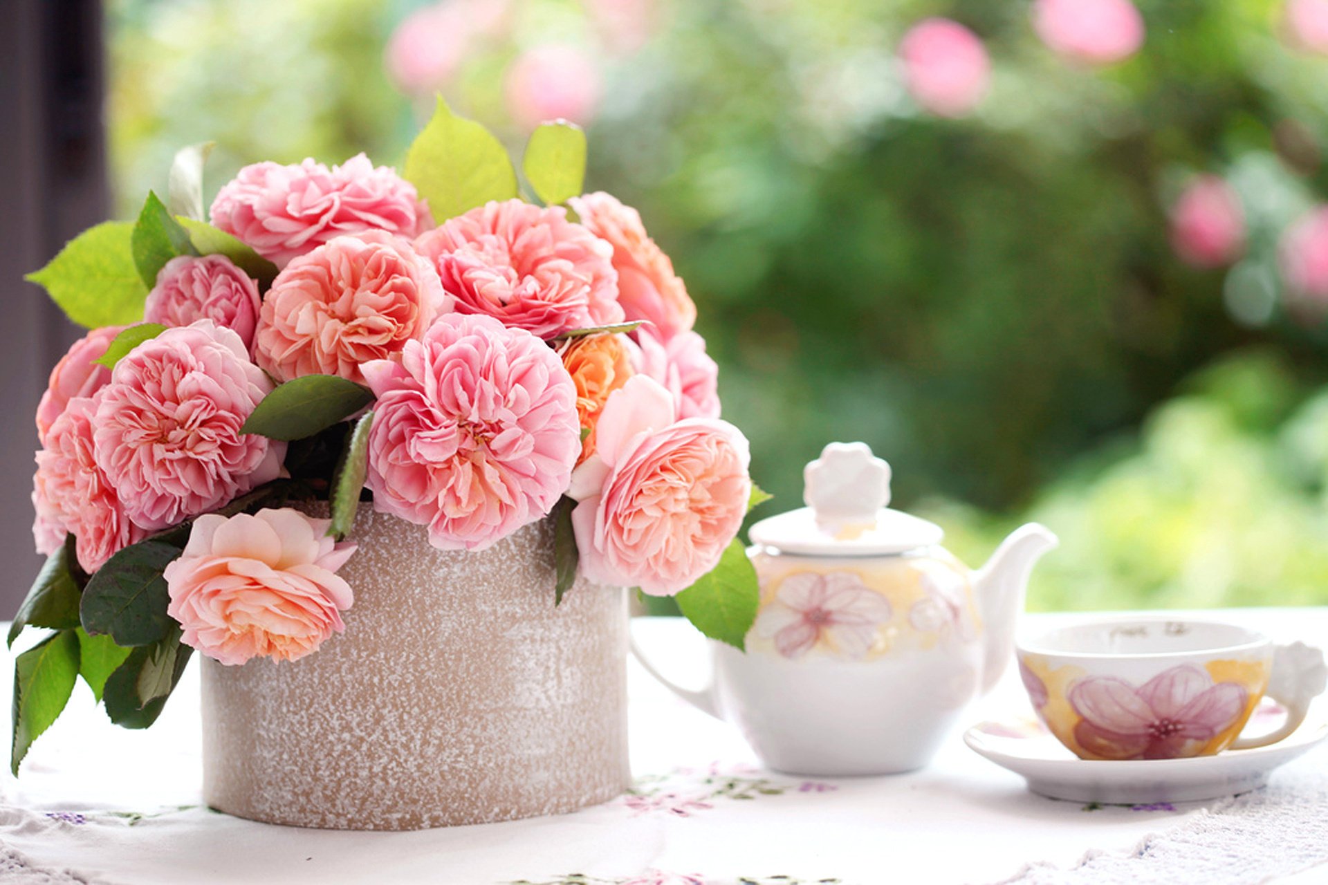 mesa flores hojas ramo rosas pétalos rosa