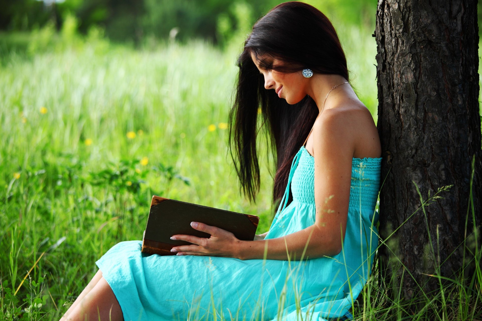 situazioni ragazza bruna sorriso gioielli accessorio orecchini abito blu libro libro lettura conoscenza erba verde natura albero sfondo widescreen schermo intero carta da parati