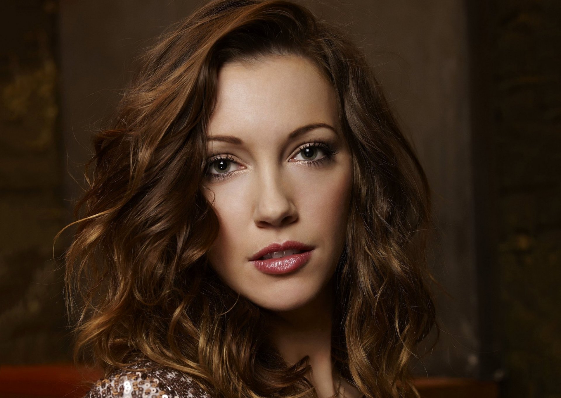 flecha flecha serie de televisión laurel lance actriz katie cassidy chica pelo oscuro rizos cara