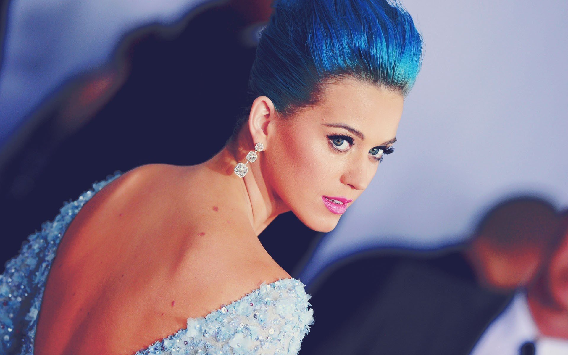 katy perry mädchen berühmtheit musik sängerin blau haare aussehen rücken ohrringe ohrringe