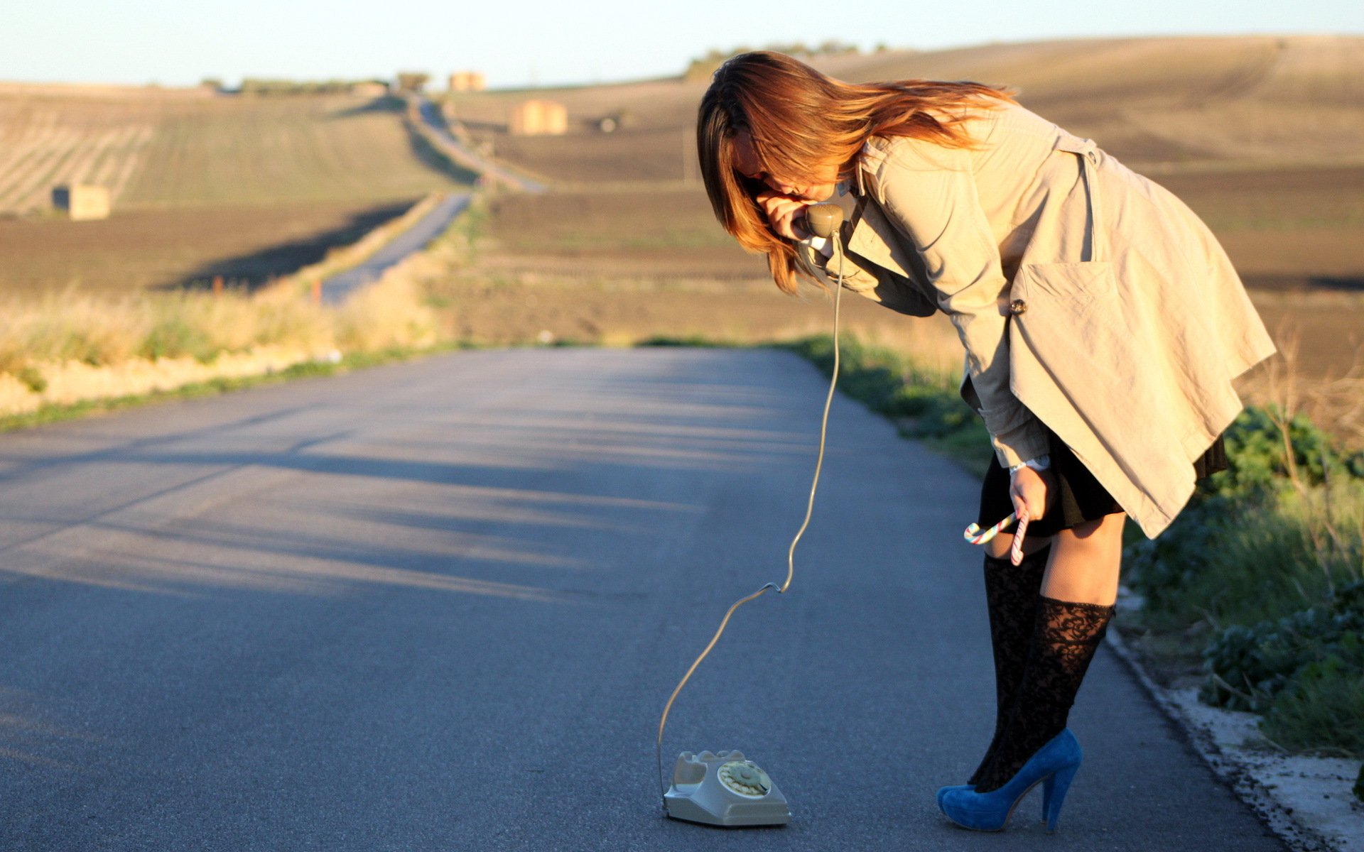 ragazza strada telefono situazione