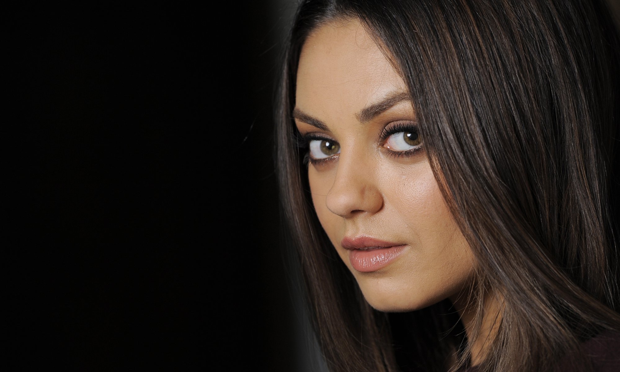 mila kunis actrice visage portrait fond noir