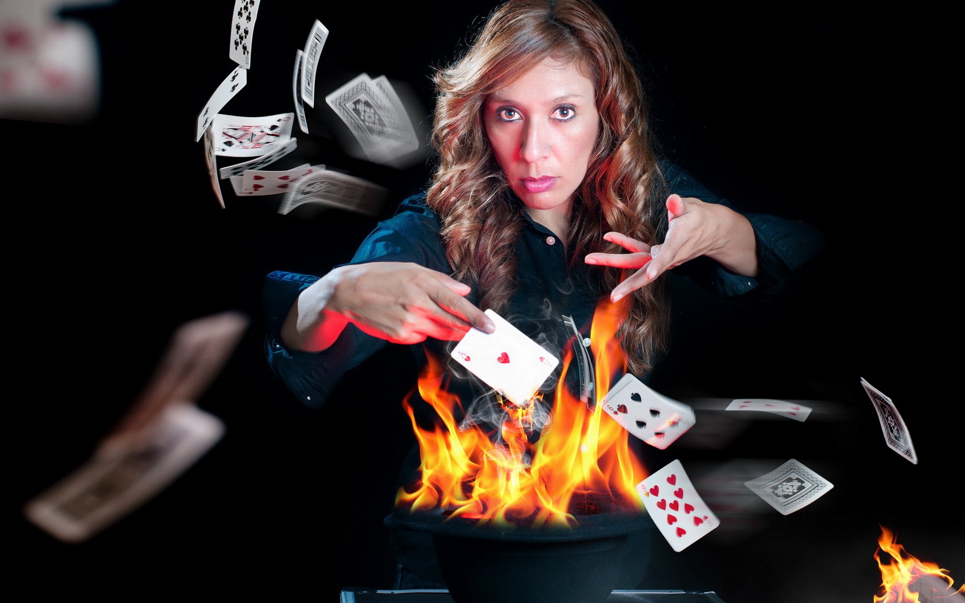 chica cartas fuego situación juego