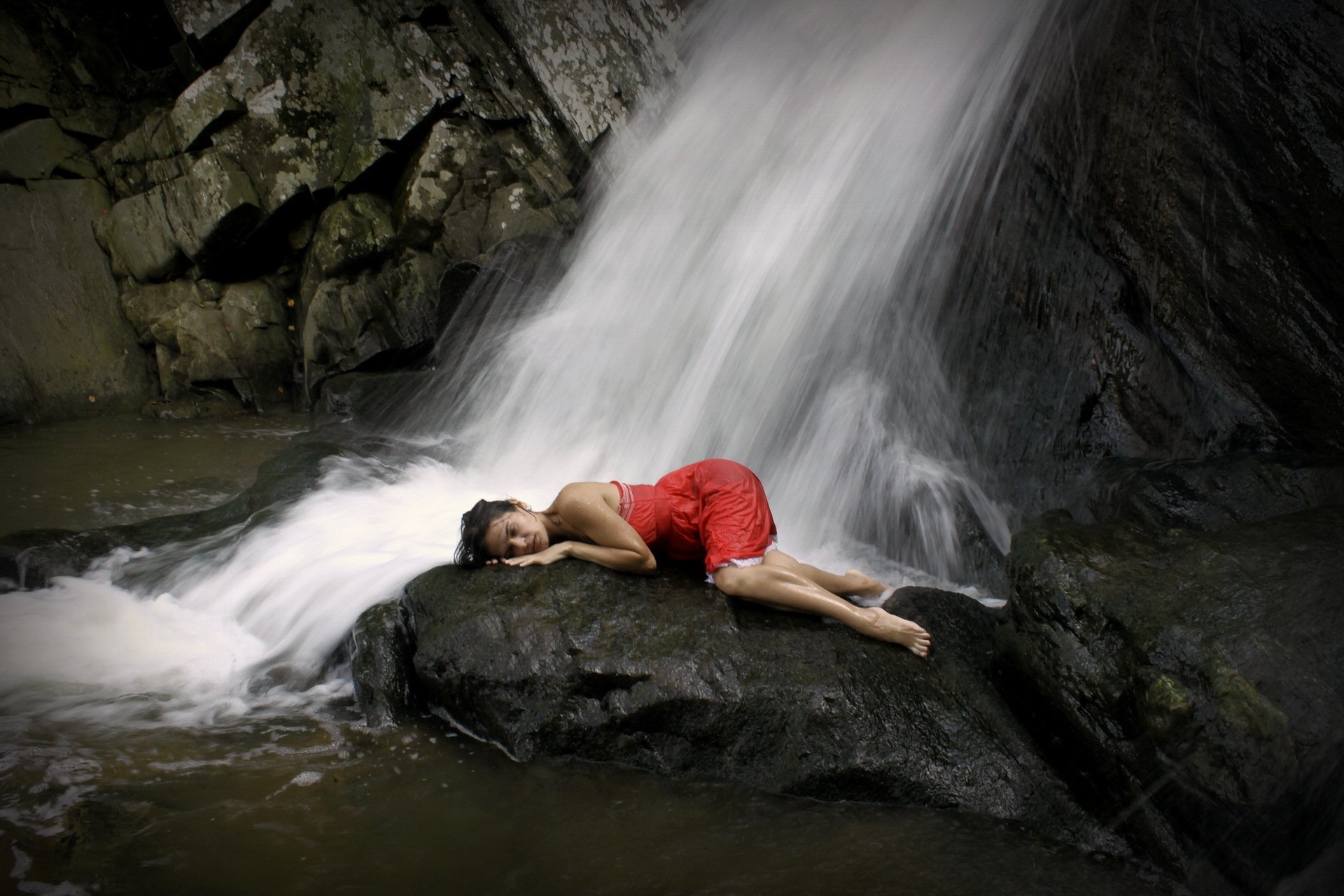 mädchen wasserfall situation