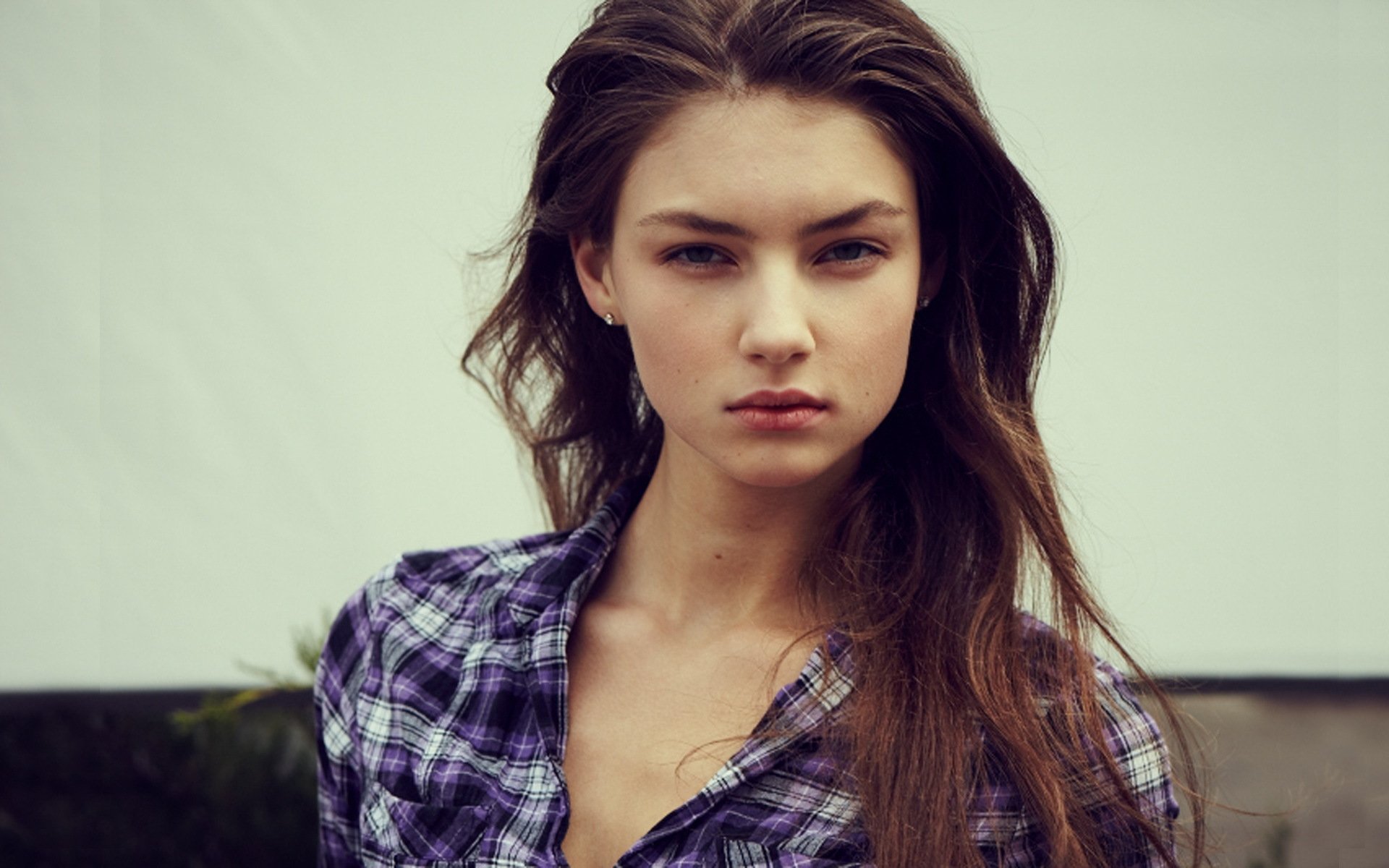 chica mirada camisa pelo cara