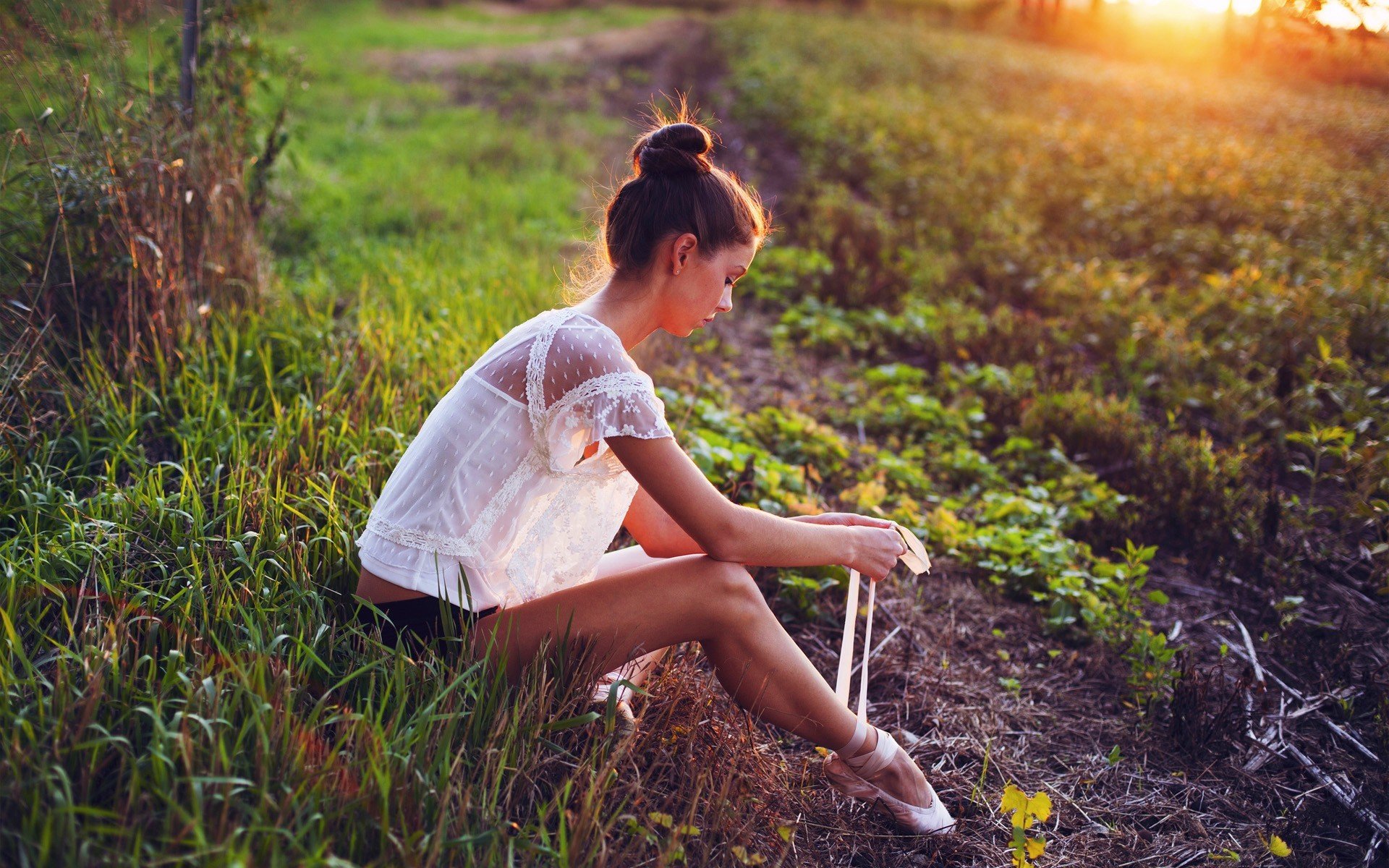 ragazza natura verde tramonto scarpe da punta