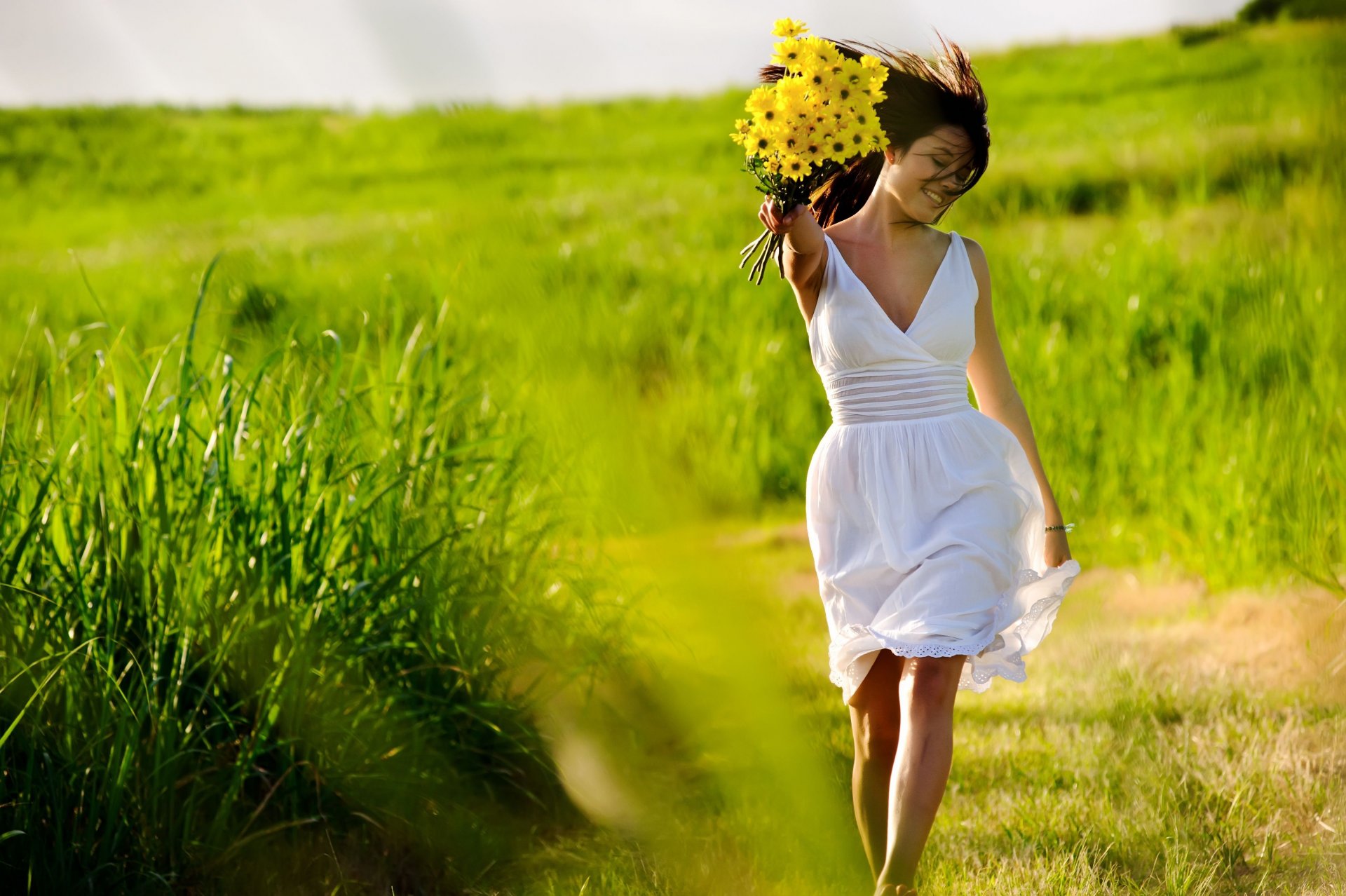 situationen stimmungen mädchen brünette lächeln blumen gelb kleid frische freude positiv gras grün natur großformat. vollbild hintergrundbilder