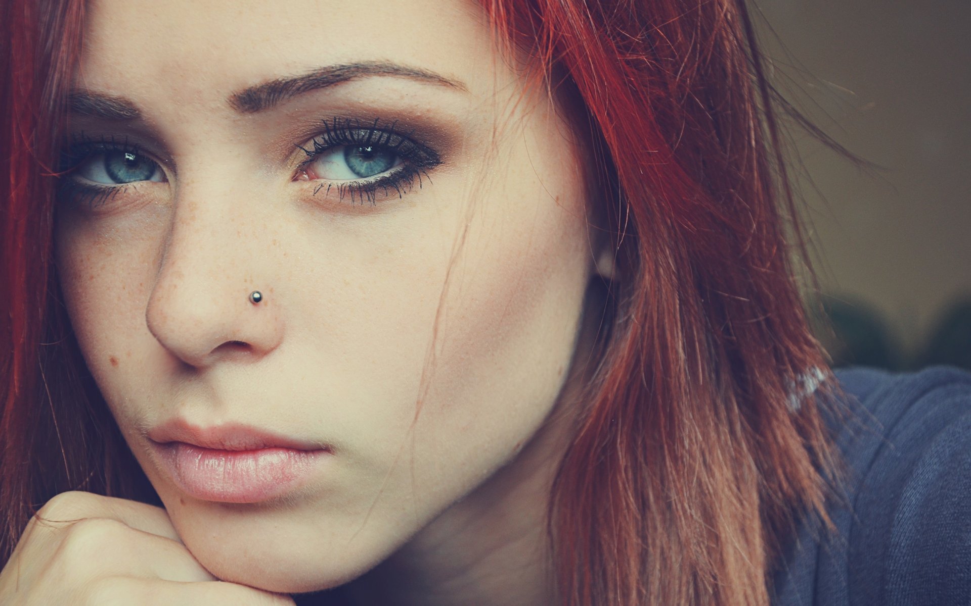 fille rousse piercing maquillage visage