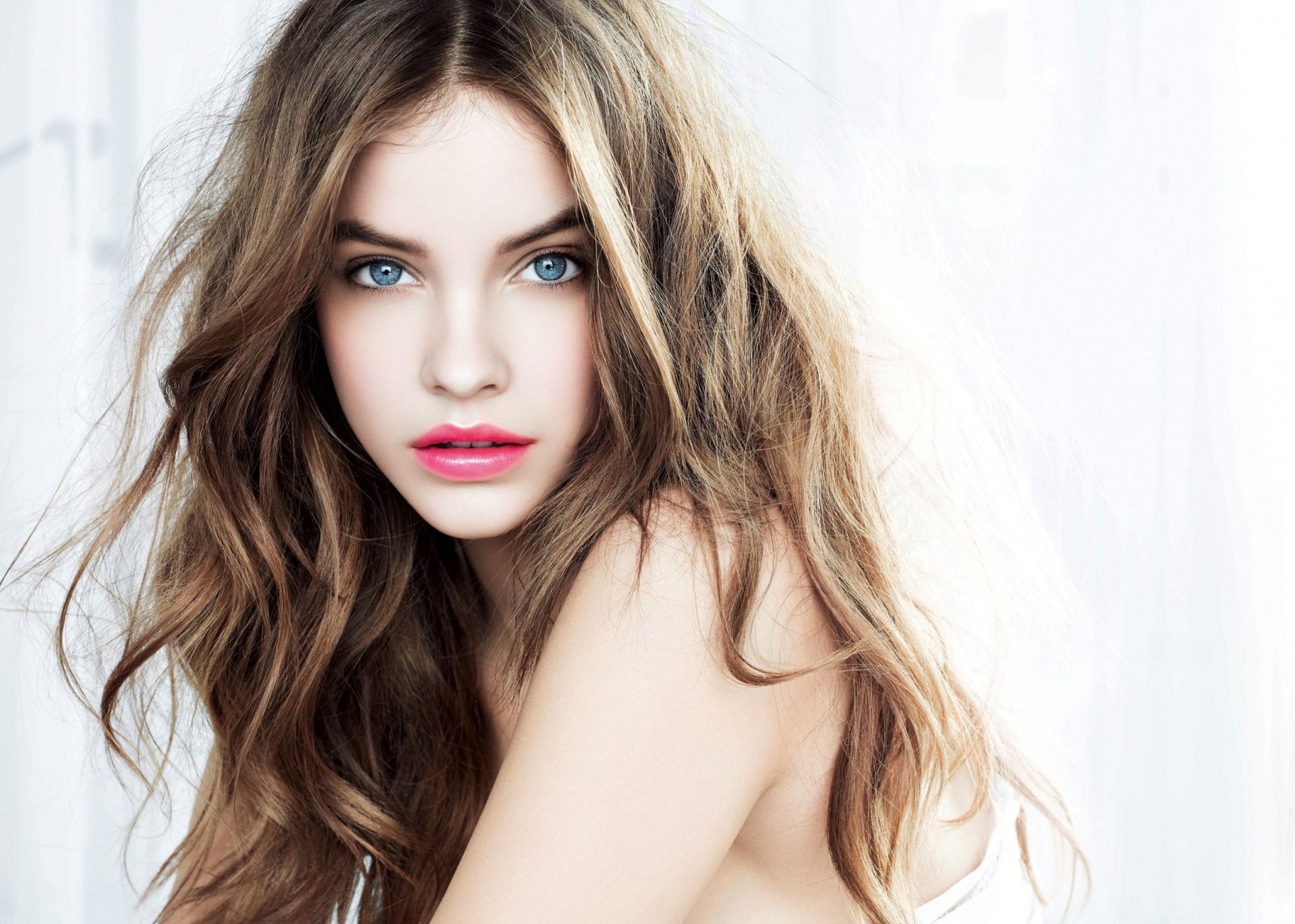 palvin barbara palvin victoria secret angel fille modèle visage yeux bleu rouge à lèvres