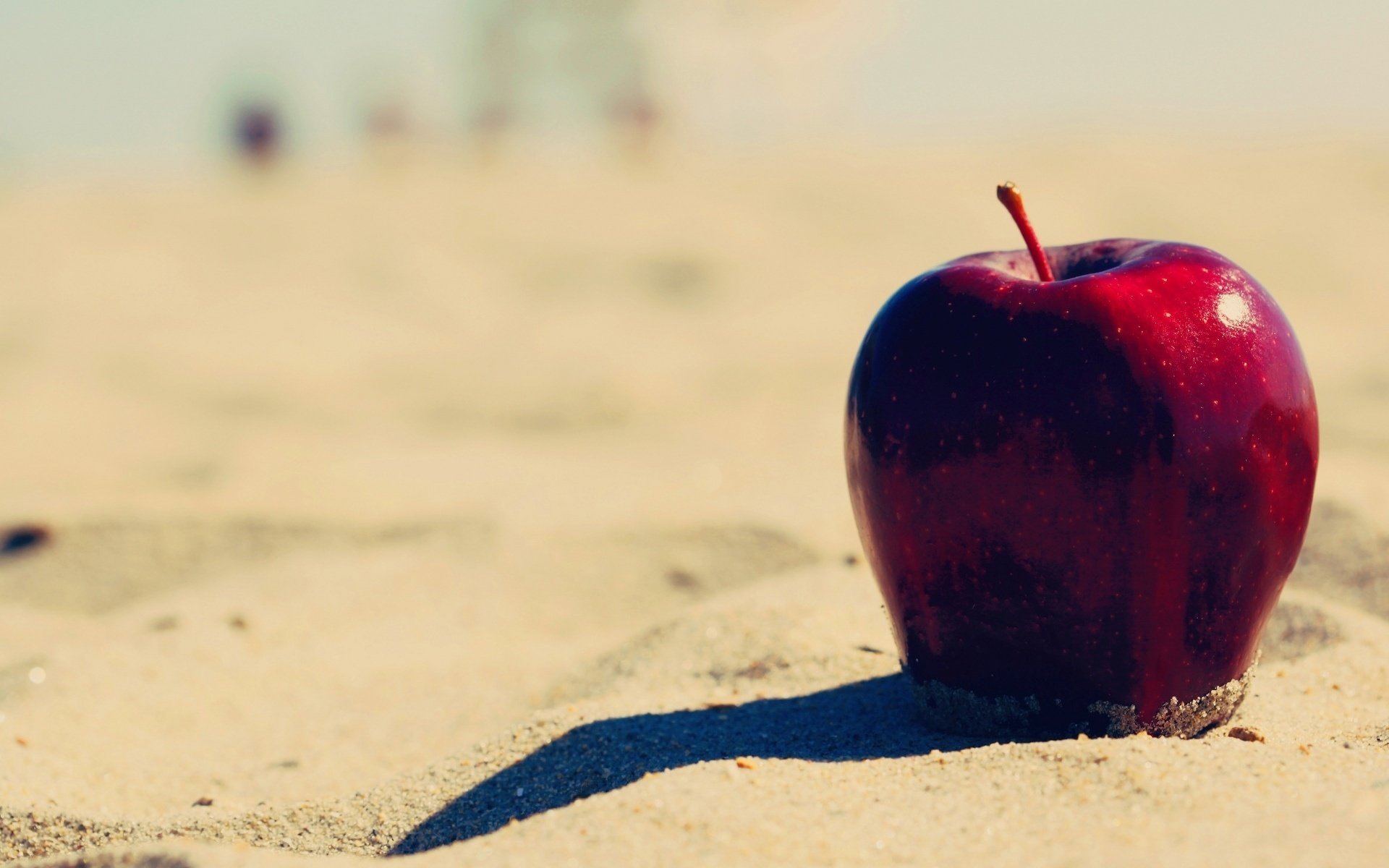 fruta manzana arena manzana playa fondo rojo fondo de pantalla comida