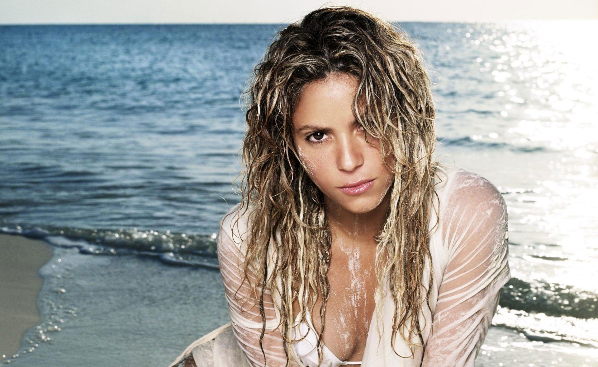 musique chanteur shakira fille blonde cheveux boucles bronzage mer eau