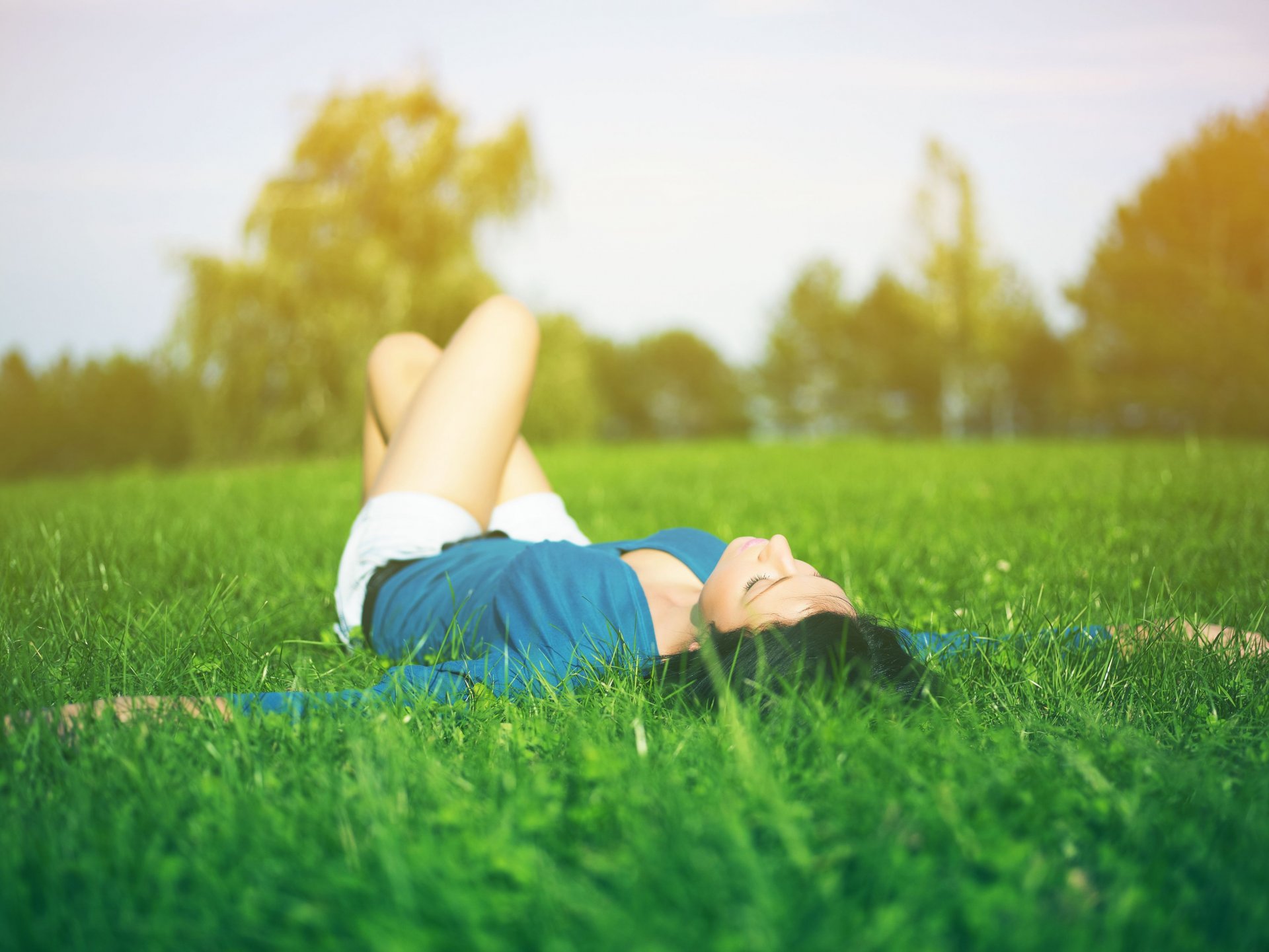 situazioni stati d animo ragazza bruna relax relax relax verde erba verde natura carta da parati widescreen schermo intero