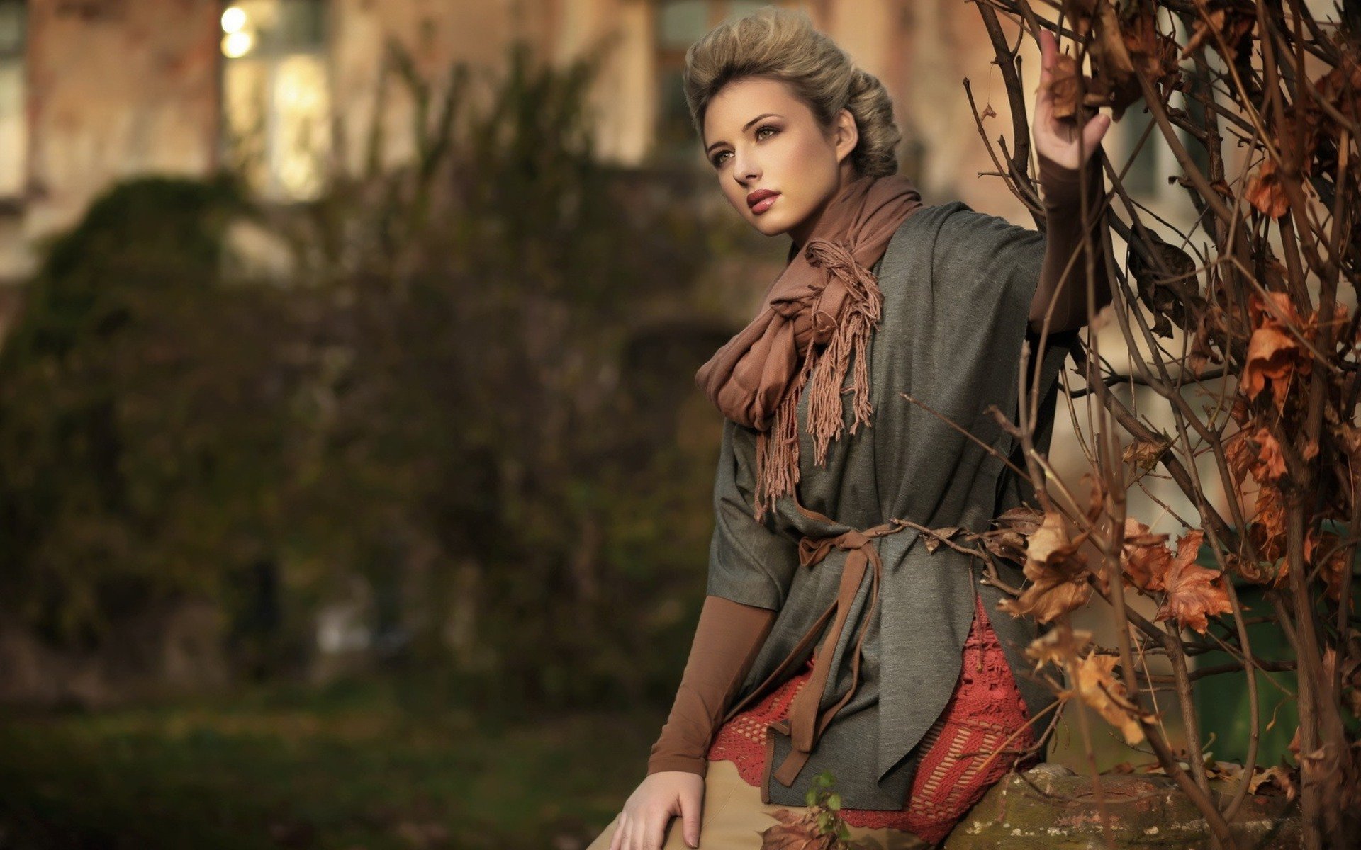 ragazza sguardo vestiti foglie rami