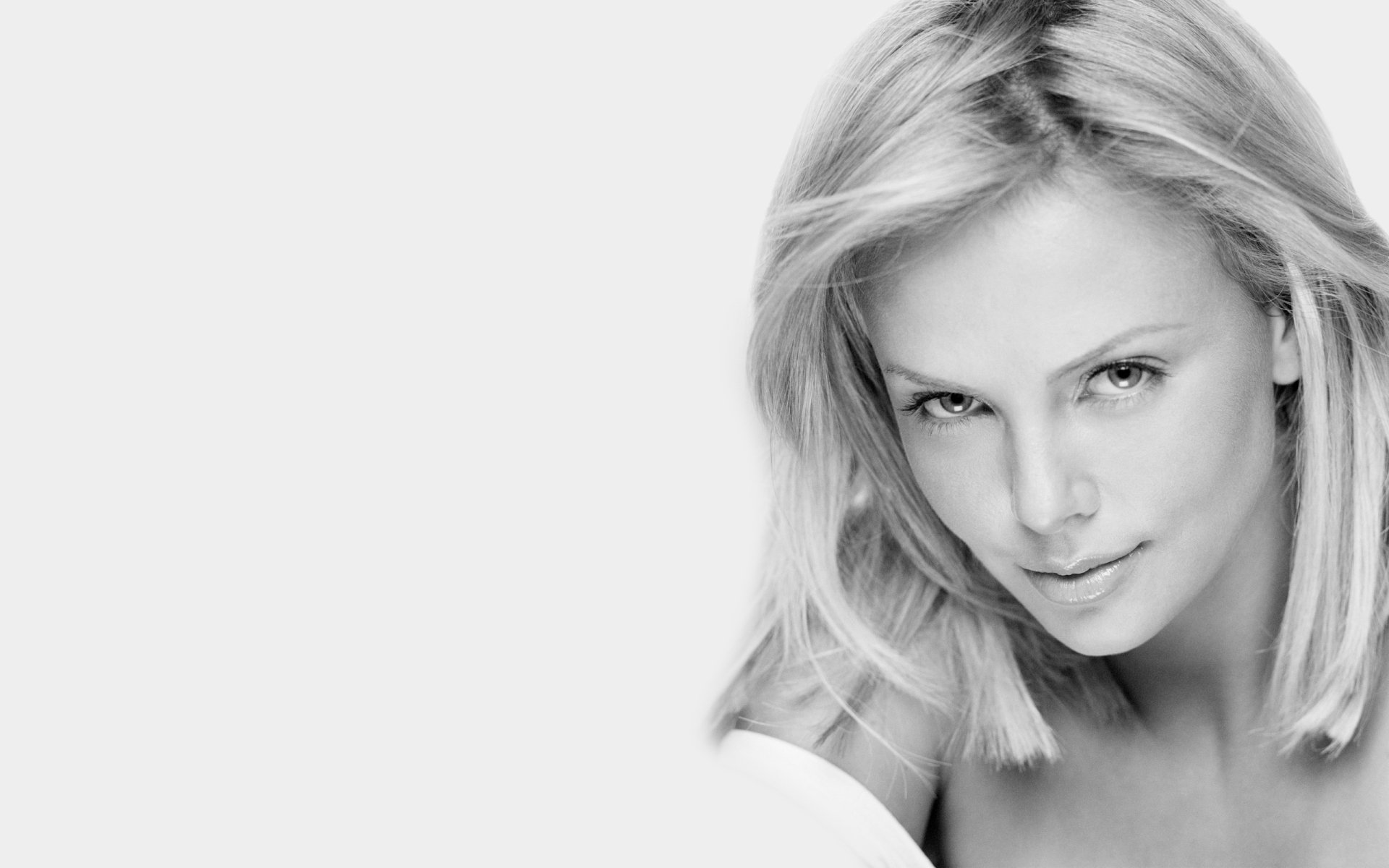 charlize theron chica belleza actriz cara cabello mirada sonrisa fondo b / w blanco negro