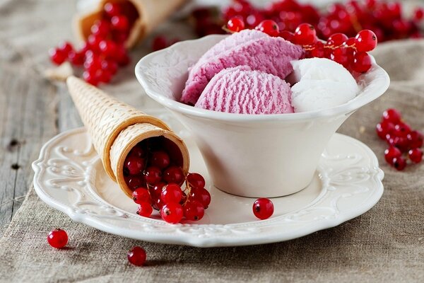 Bolas de helado de grosella rosa