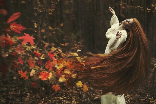 Fille Rousse et Tourbillon d automne de feuilles