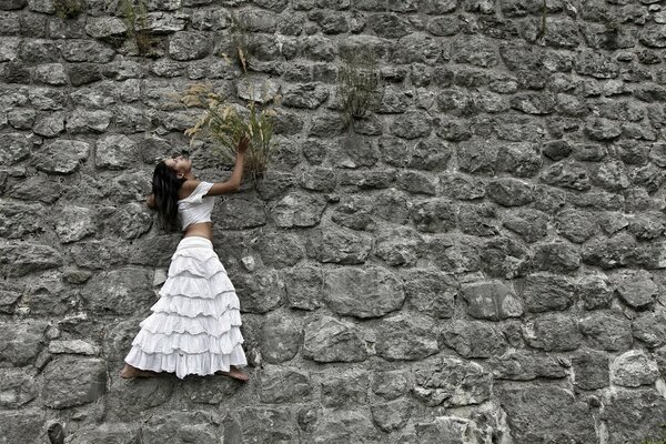 Sesión de fotos creativa de una chica con un vestido blanco