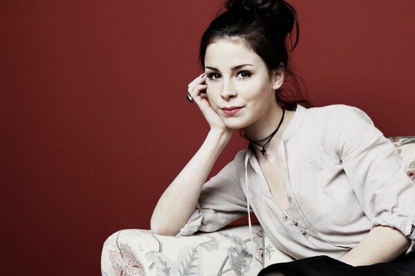 La cantante Lena Meyer-Landrut seduta in posa