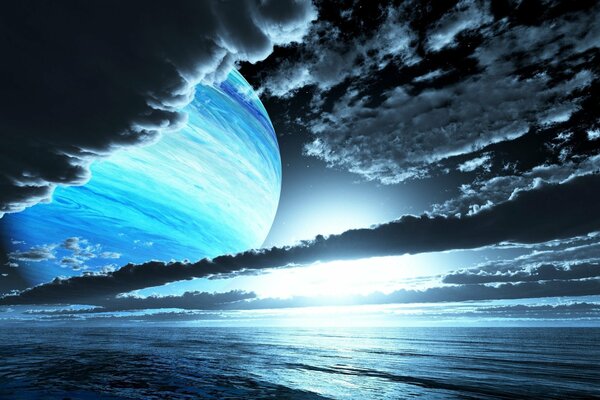 Wieczorny zachód słońca planety satelita na tle morza nieba i chmur